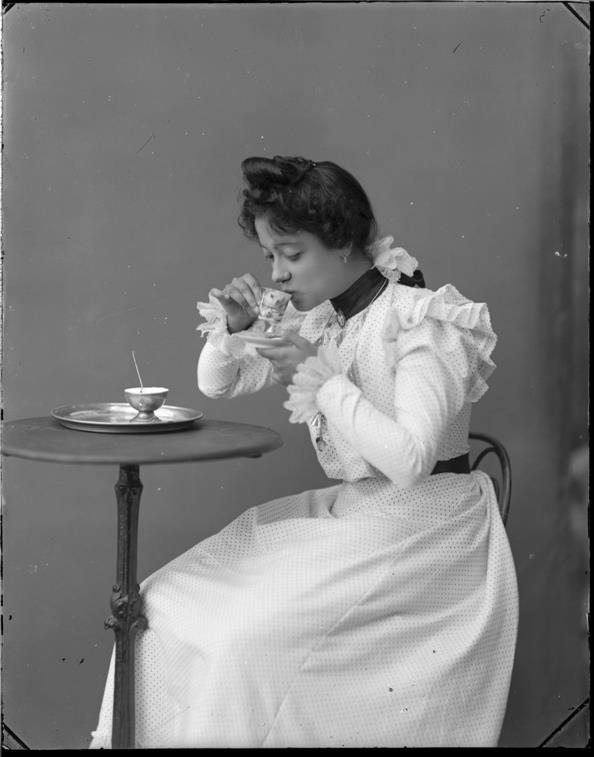 Mulher tomando café : retrato de estúdio
