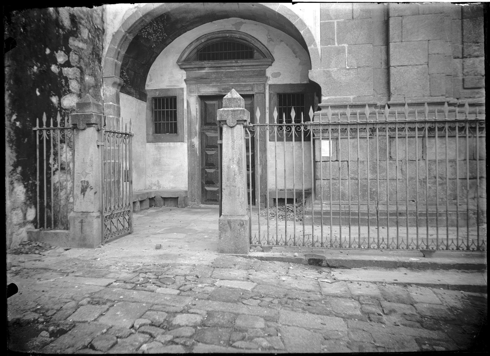 Pormenor da fachada do convento dos Grilos