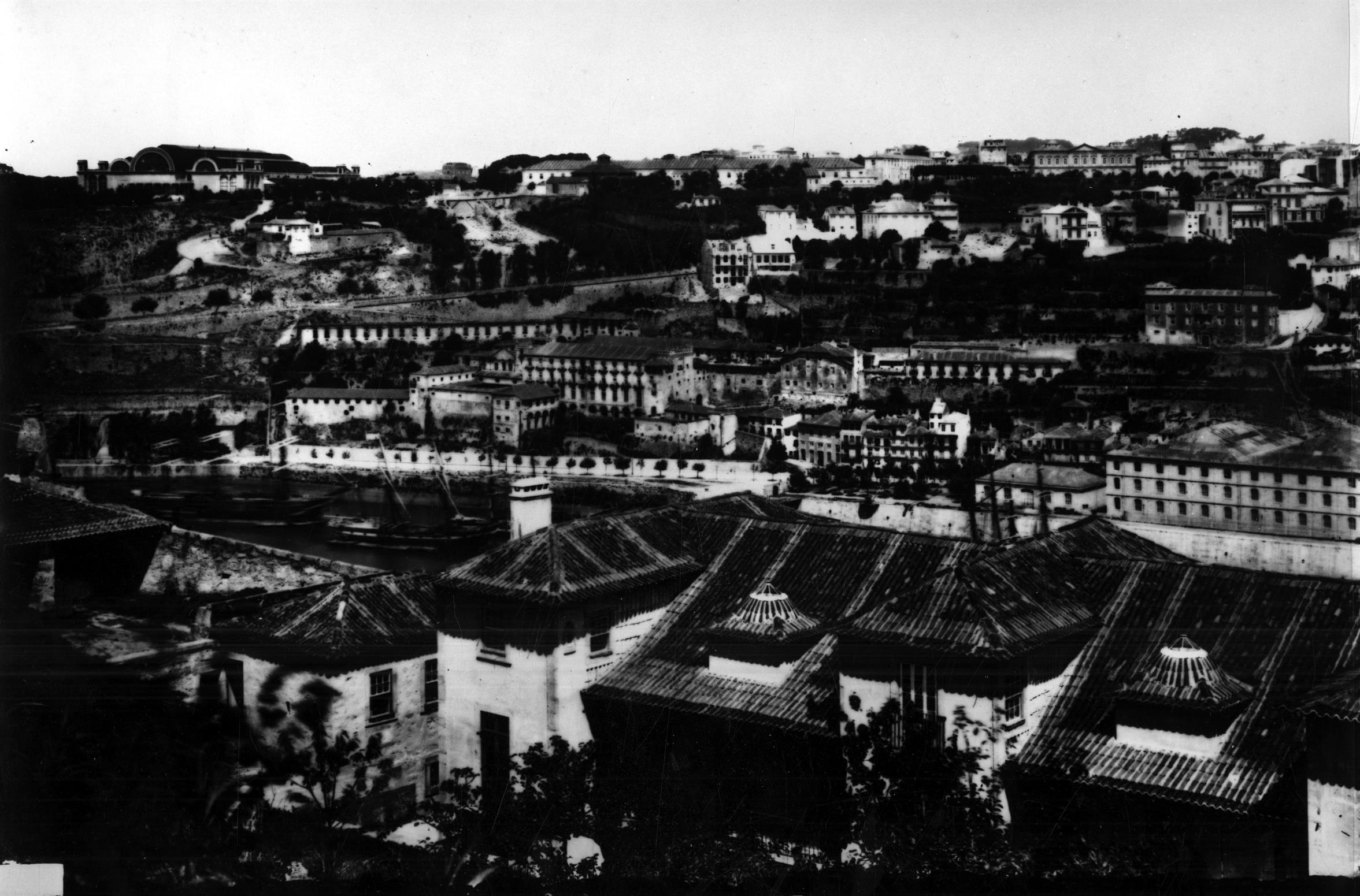 Vista de Monchique com o Palácio de Cristal, o Convento de Monchique, a Alfândega, a Rua da Restauração, etc.