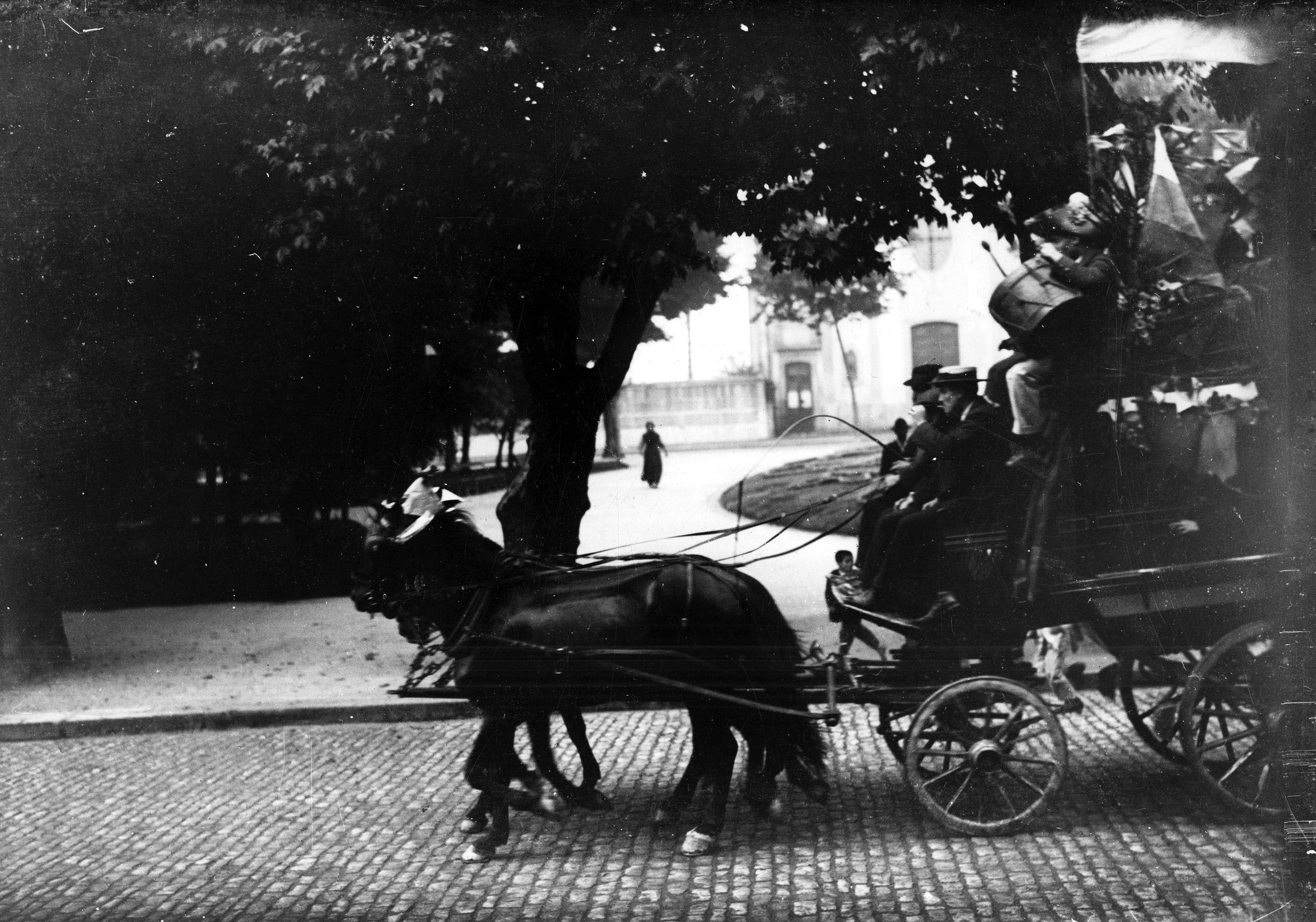 Coche puxado a cavalos na Praça do Marquês de Pombal