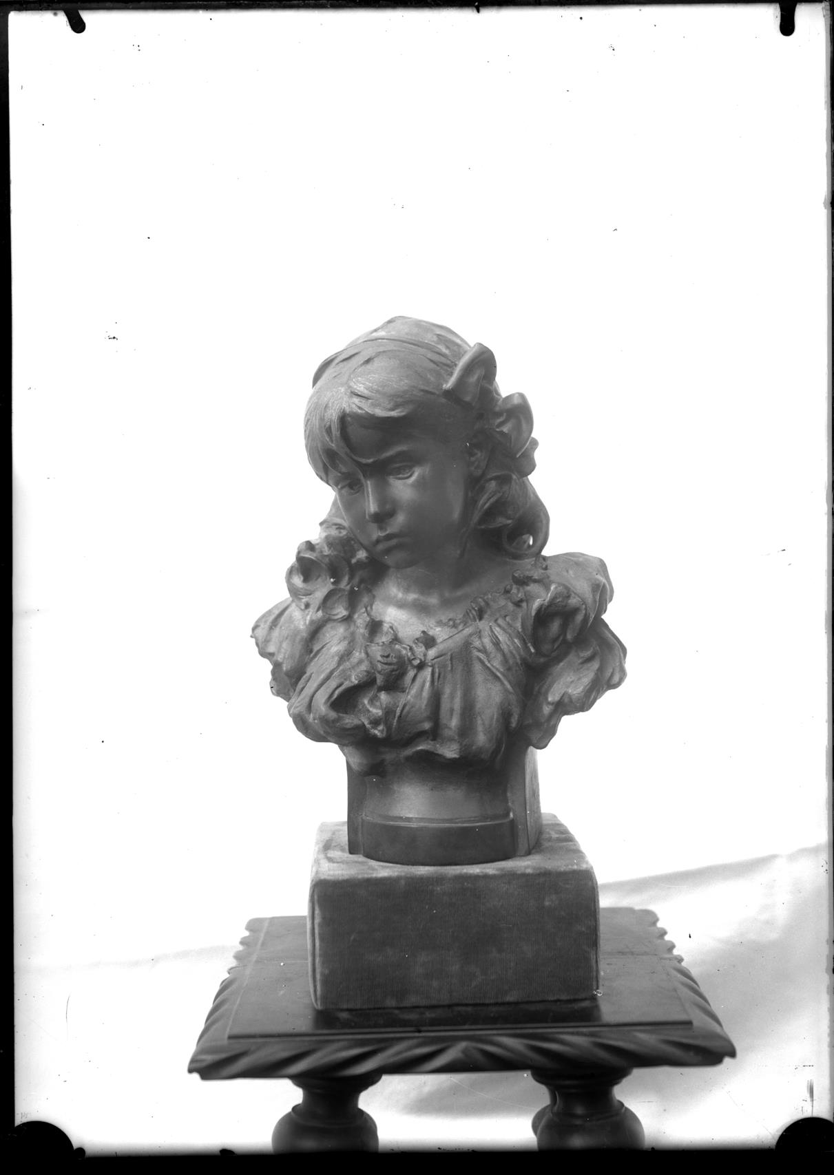 Escultura : "Busto de Menina"