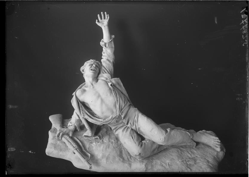 Escultura representando o sofrimento de um homem