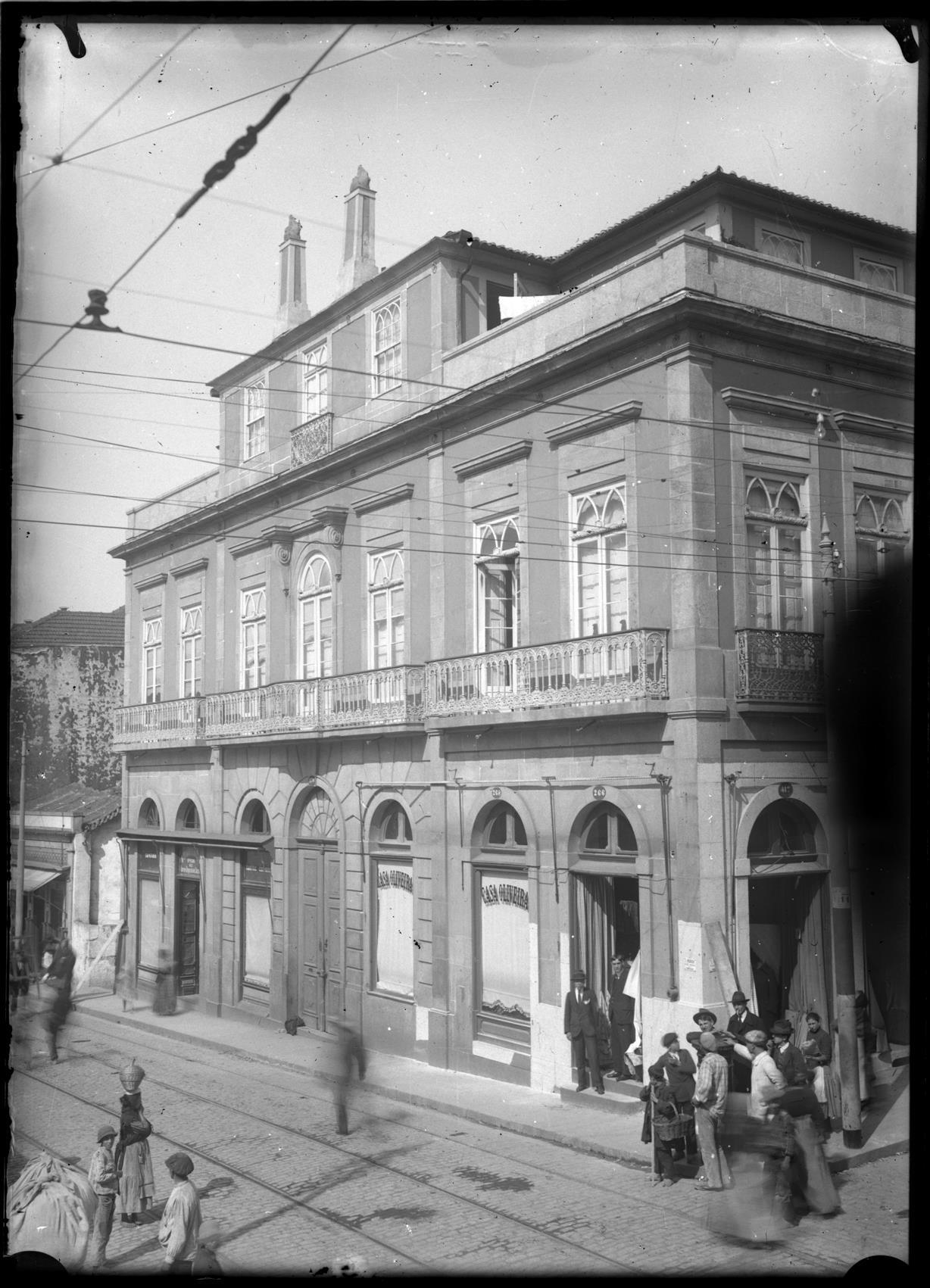 Casa Oliveira na rua de Fernandes Tomás