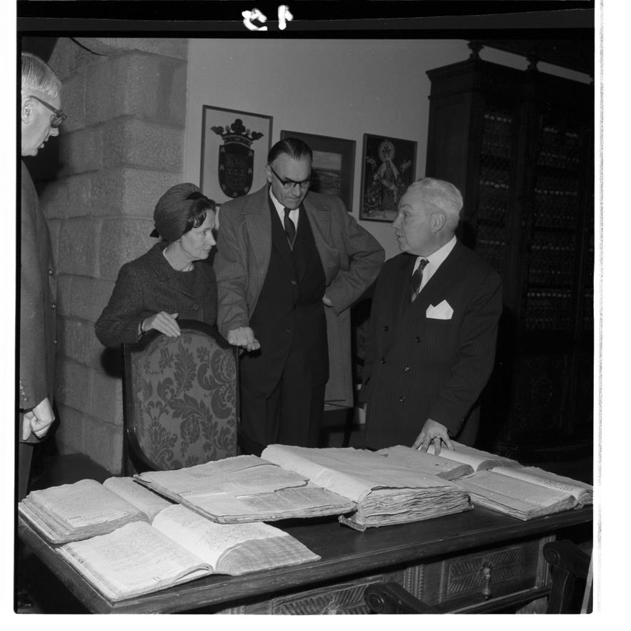 Visita do Embaixador Britânico à Casa do Infante : Anthony Lambert com sua mulher vendo documentação manuscrita
