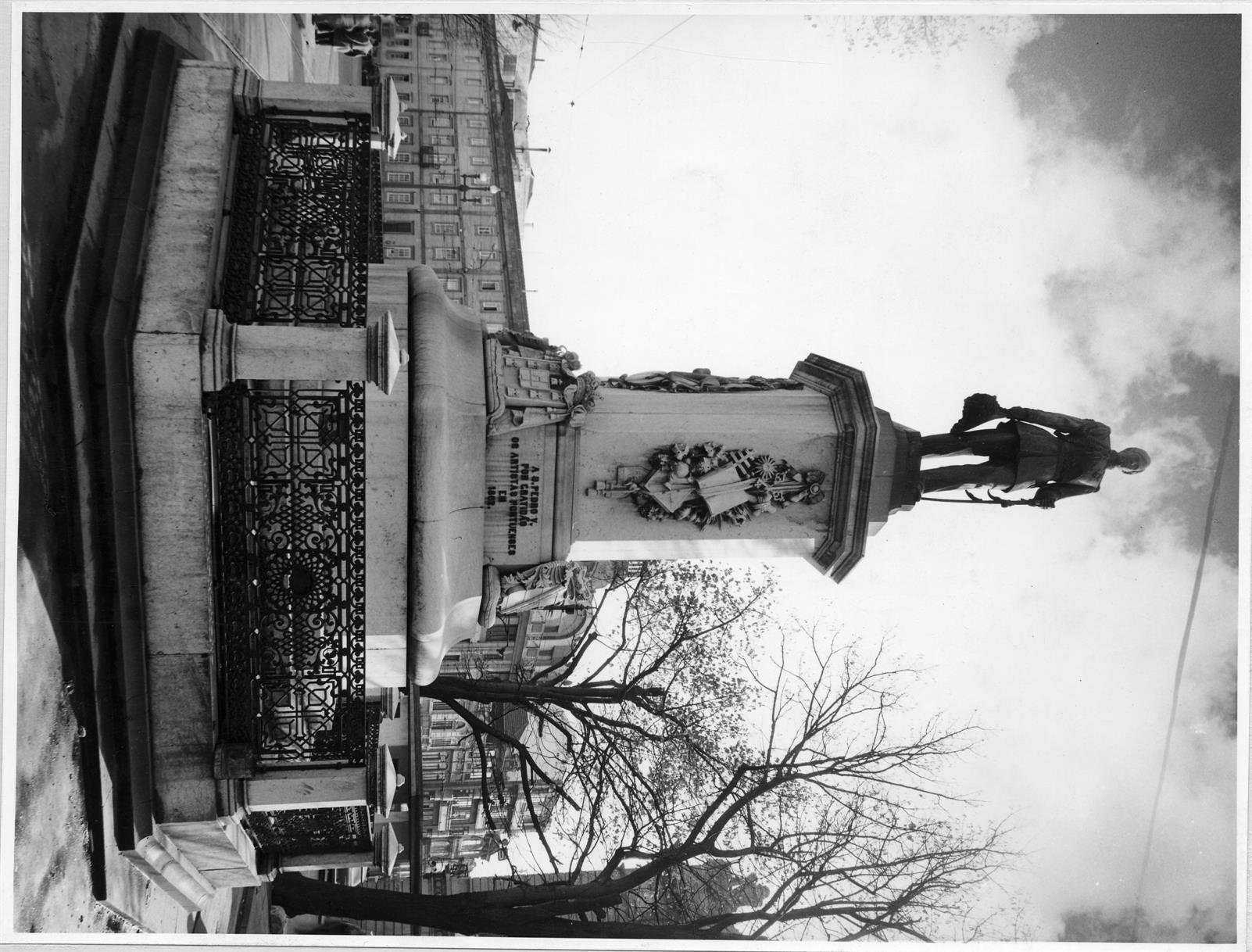 Monumento a D. Pedro V na Praça da Batalha : aspecto geral
