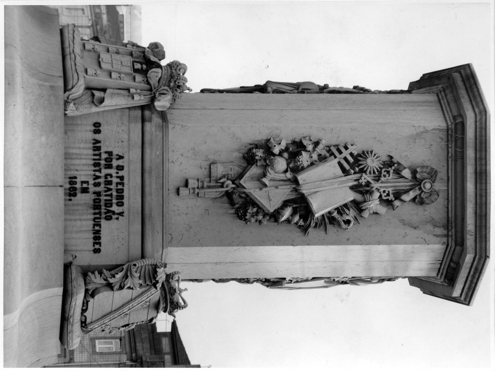 Monumento a D. Pedro V na Praça da Batalha : emblema da religião