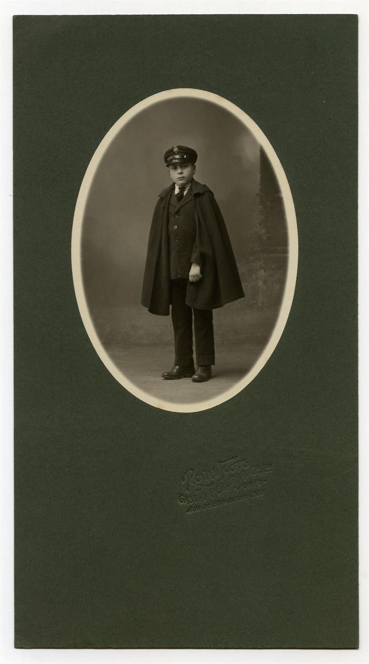 Rapaz com uniforme do Colégio dos Orfãos