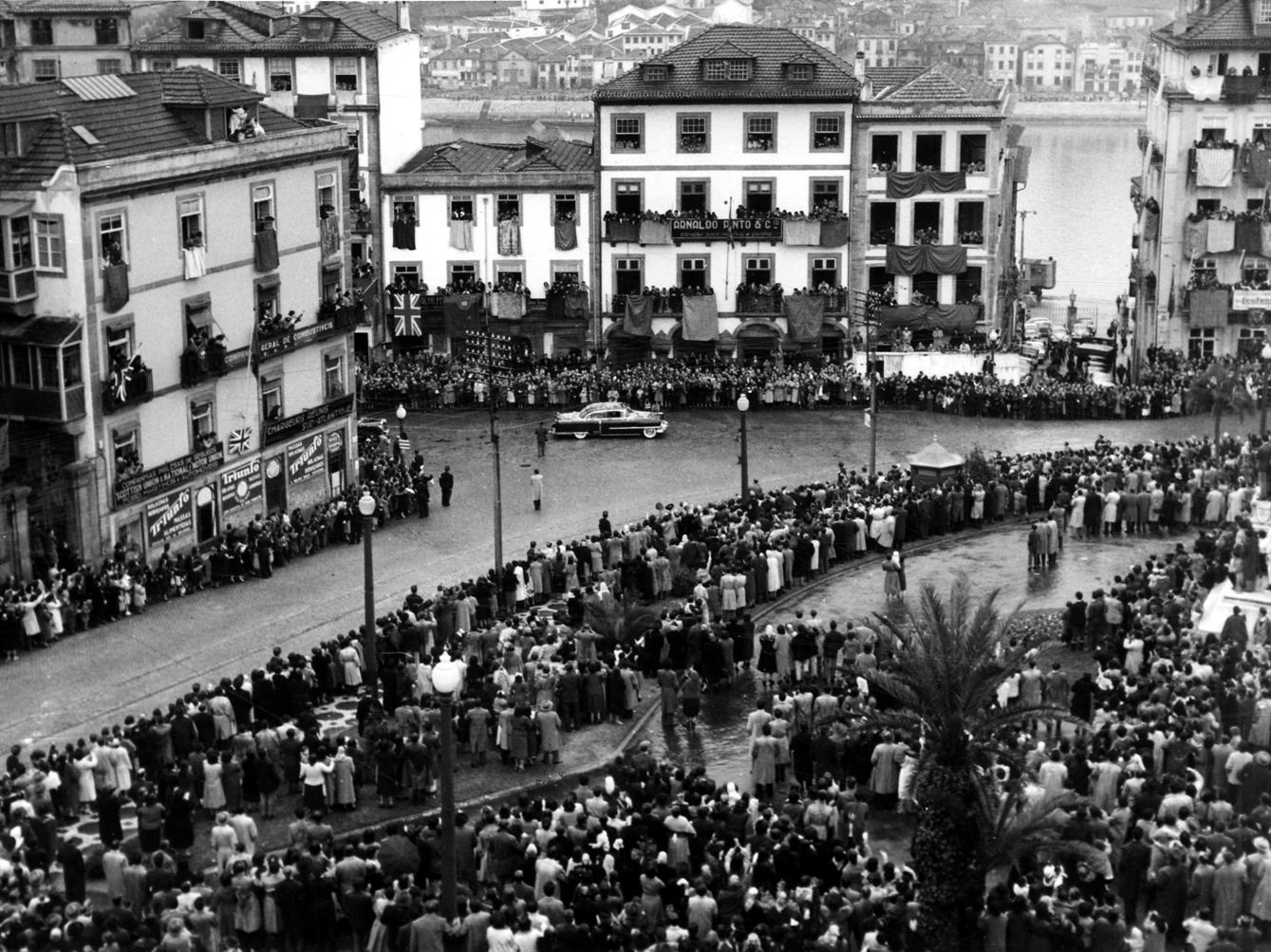 Visita da Rainha Isabel II de Inglaterra à cidade do Porto : populares aguardando a chegada da rainha