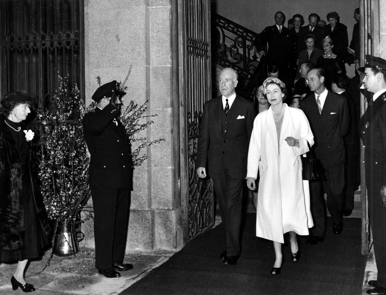 Visita da Rainha Isabel II de Inglaterra à cidade do Porto : saída depois da visita à Feitoria Inglesa