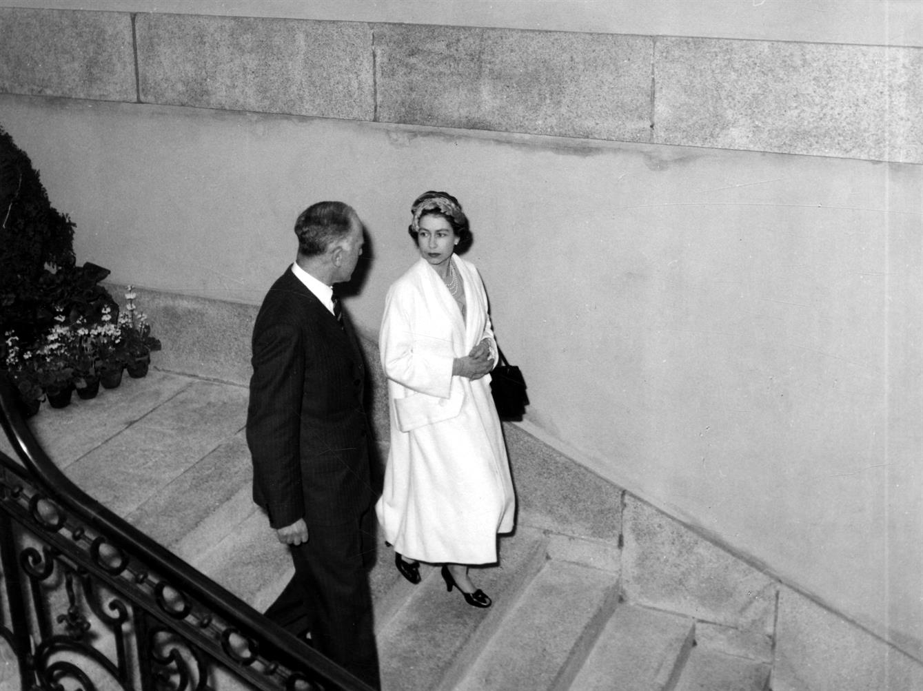 Visita da Rainha Isabel II de Inglaterra à cidade do Porto : descendo as escadas da Feitoria Inglesa