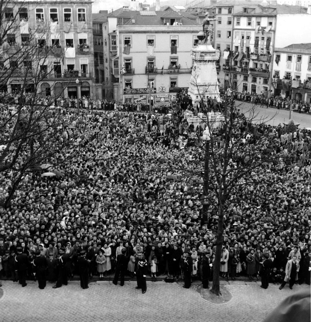 Visita da Rainha Isabel II de Inglaterra à cidade do Porto : populares aguardando a chegada da Rainha ao Palácio da Bolsa