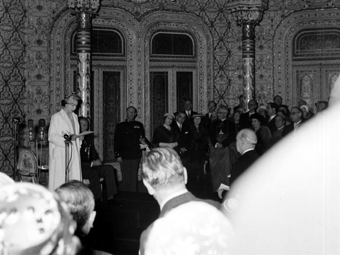 Visita da Rainha Isabel II de Inglaterra à cidade do Porto : discurso da Rainha no salão árabe do palácio da Bolsa