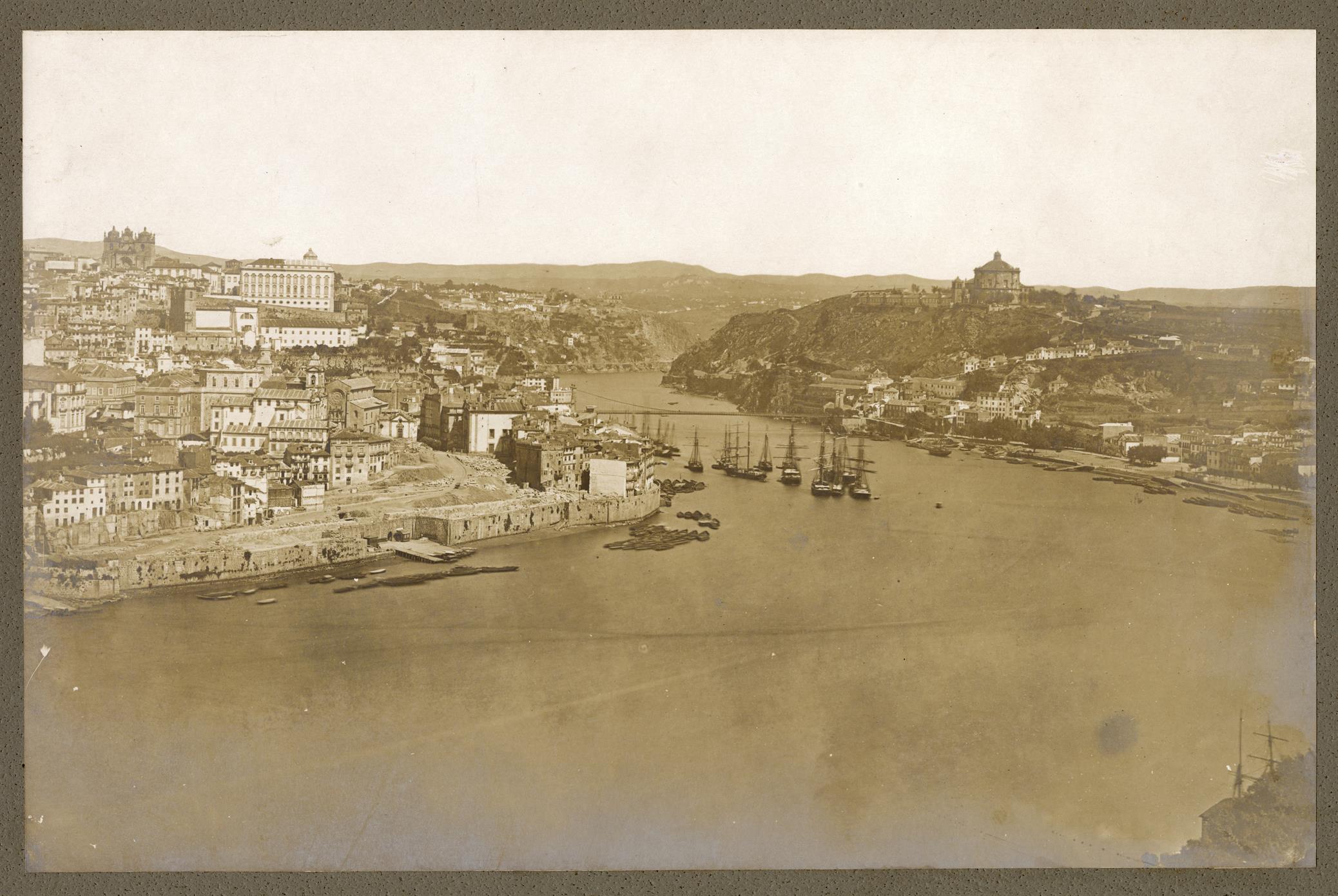 Vista do Porto na zona da Ribeira e Ponte Pensil