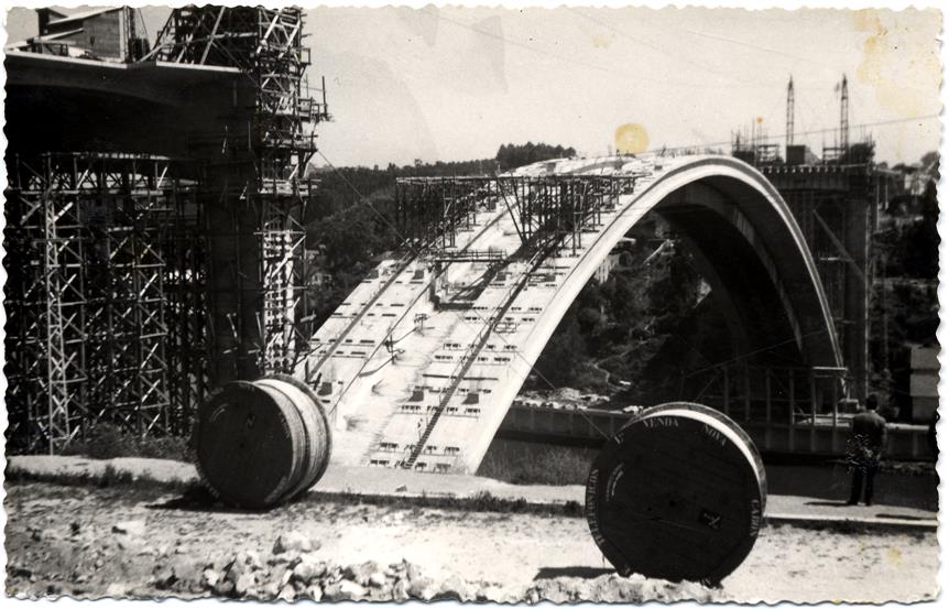 Construção e inauguração da Ponte da Arrábida : pormenor do arco em construção.
