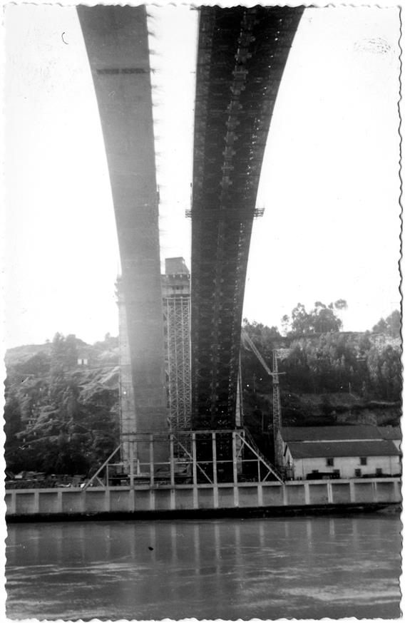 Construção e inauguração da Ponte da Arrábida : arco em construção