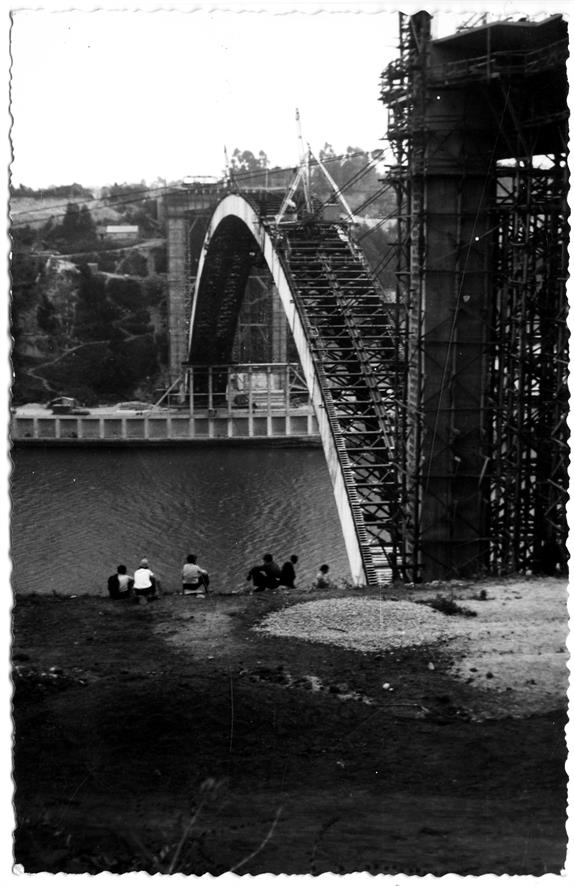 Construção e inauguração da Ponte da Arrábida : arco em construção