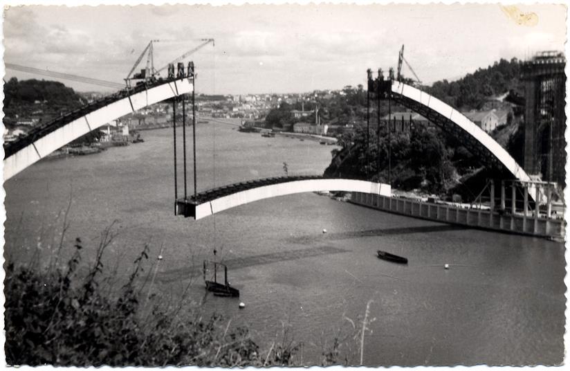 Construção e inauguração da Ponte da Arrábida : arco em construção