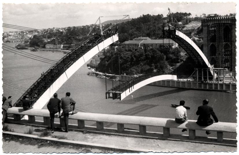 Construção e inauguração da Ponte da Arrábida : arco em construção