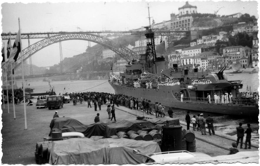 Construção e inauguração da Ponte da Arrábida : chegada do Almirante Américo Tomás à Praça da Ribeira