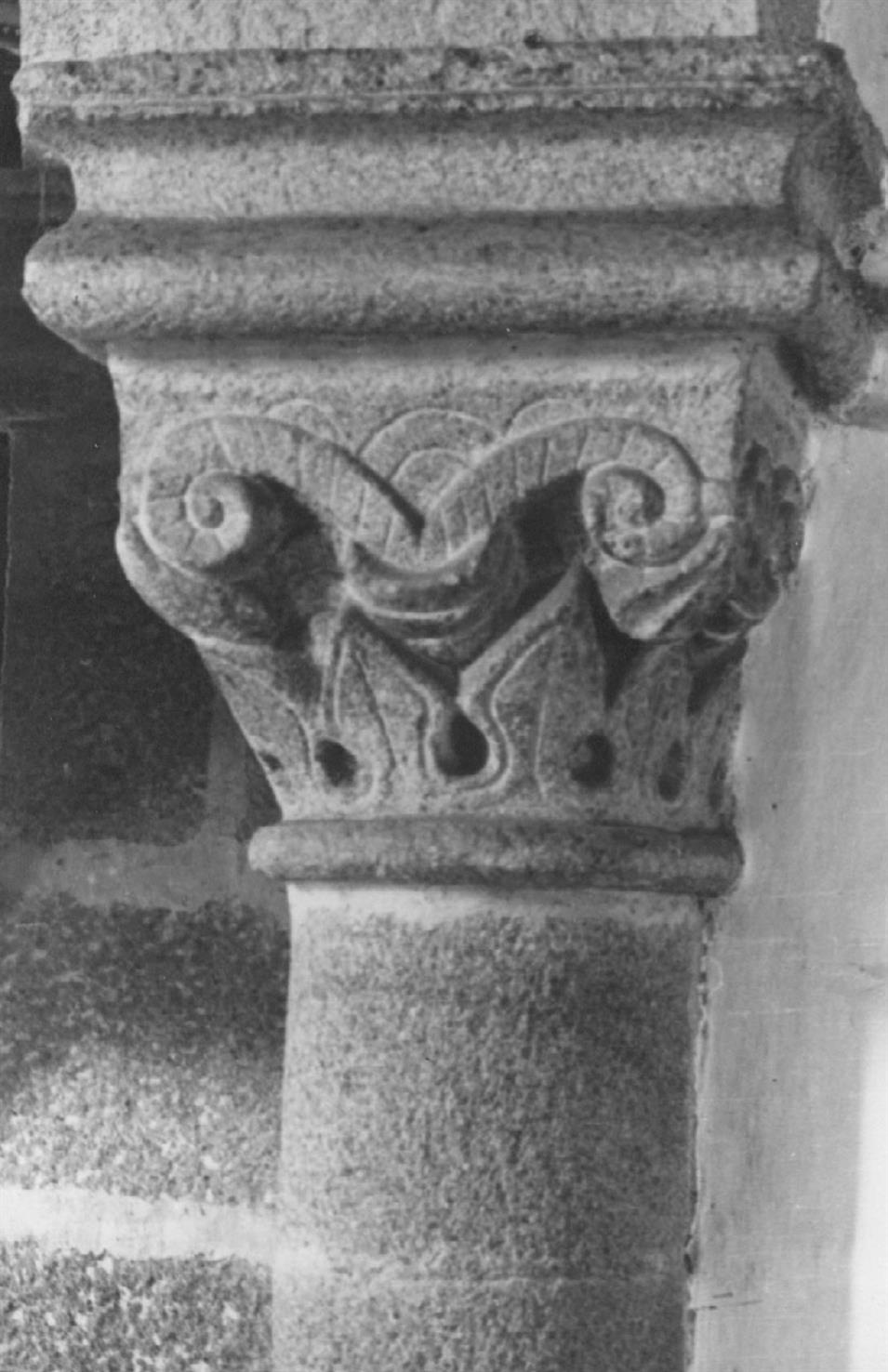 Gatão : concelho de Amarante : capitel do arco triunfal da igreja matriz