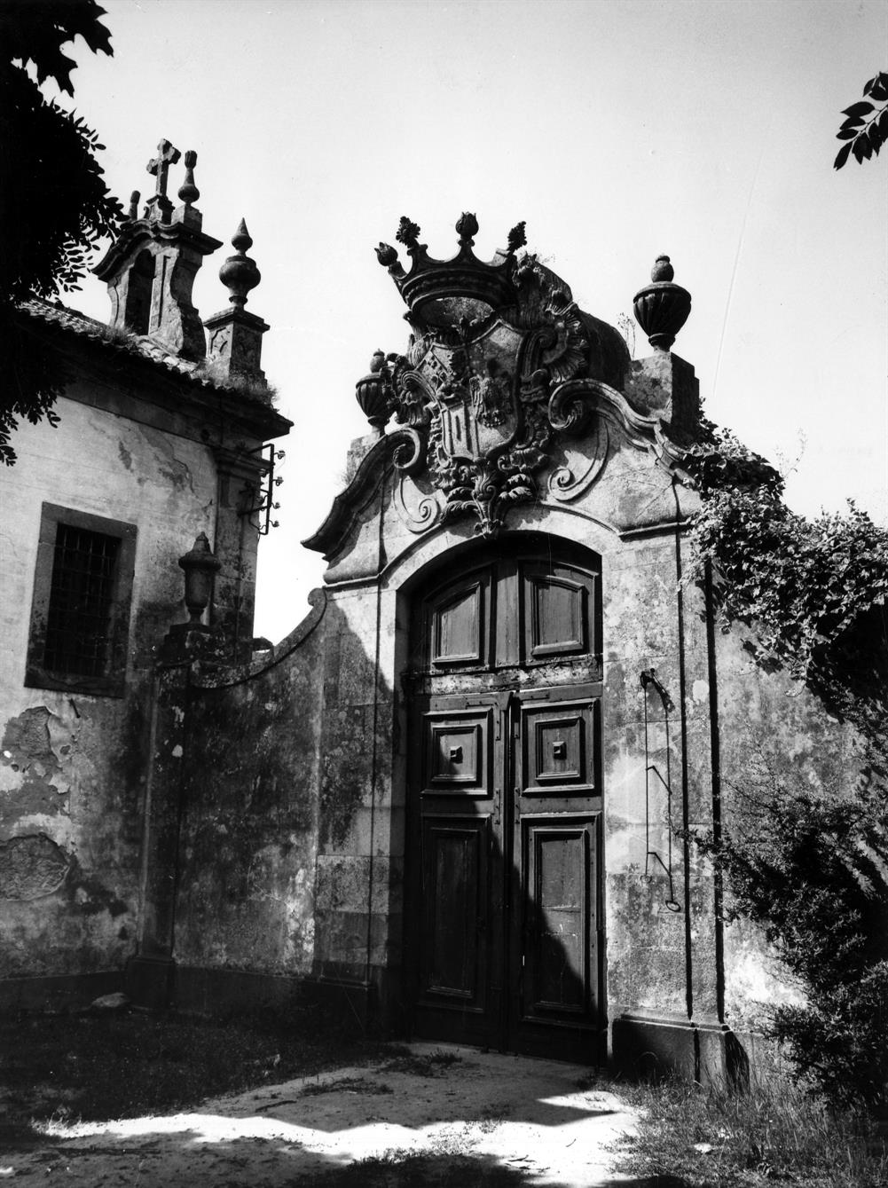 Antigas quintas da paróquia de Campanhã : portão da quinta da Revolta