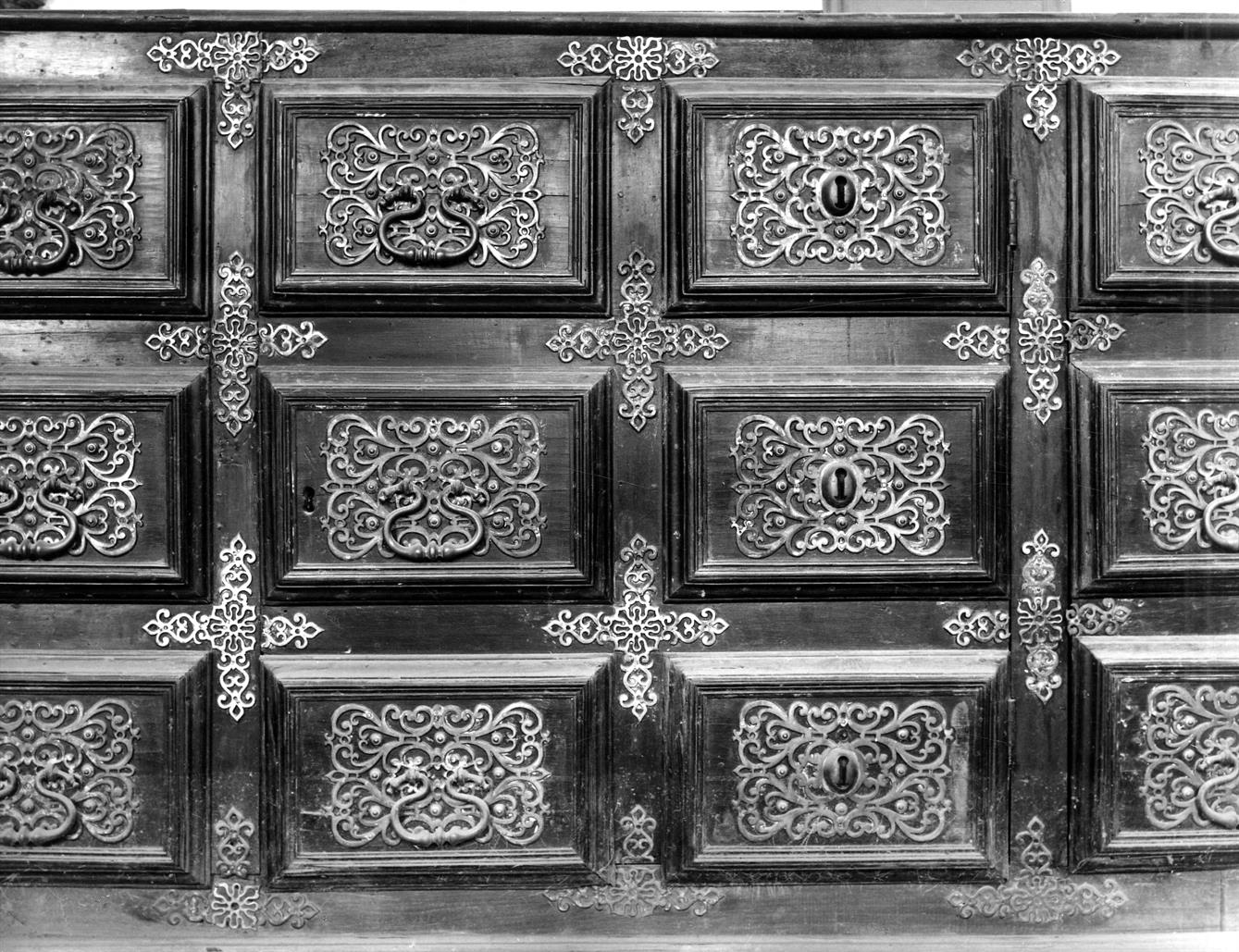 Os arcazes e armários da sacristia da Sé do Porto : Cabeceiras de Basto : sacristia de S. Miguel de Refojos : pormenor de um arcaz