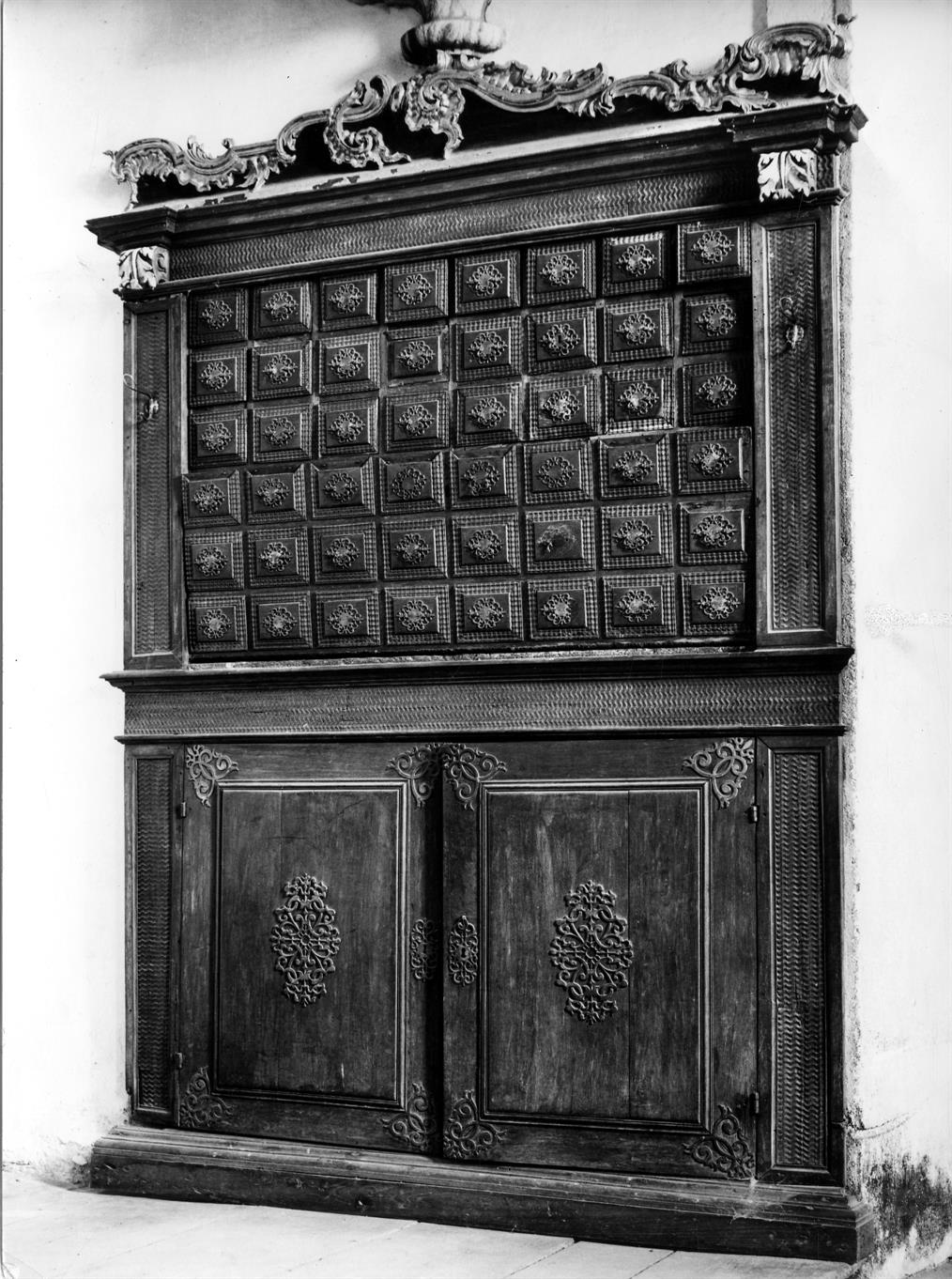 Os arcazes e armários da sacristia da Sé do Porto : Tibães : sacristia de S. Martinho : armário