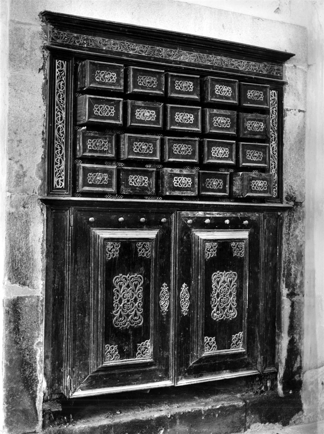 Os arcazes e armários da sacristia da Sé do Porto : Cabeceiras de Basto : sacristia de S. Miguel de Refojos : armário