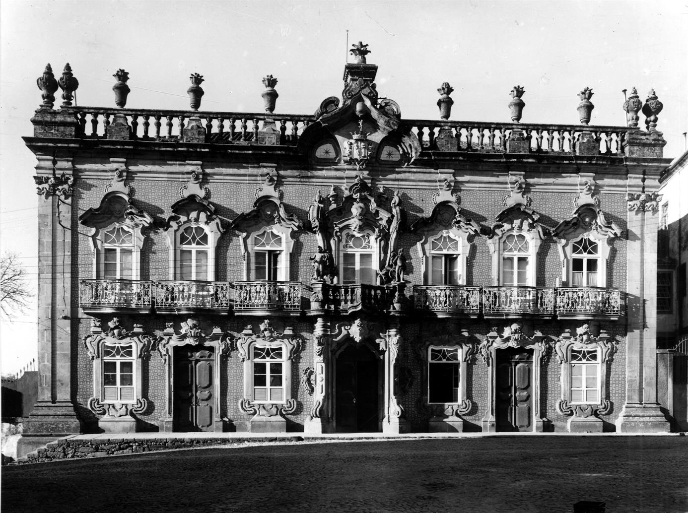 Um século de arquitectura e talha do Noroeste de Portugal : Braga : fachada do palácio do Raio