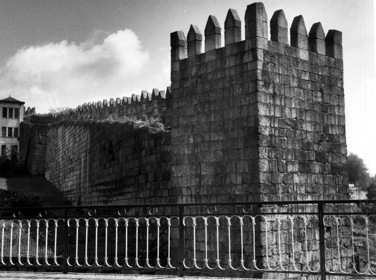 Génese e formação de Portugal : trecho das muralhas fernandinas