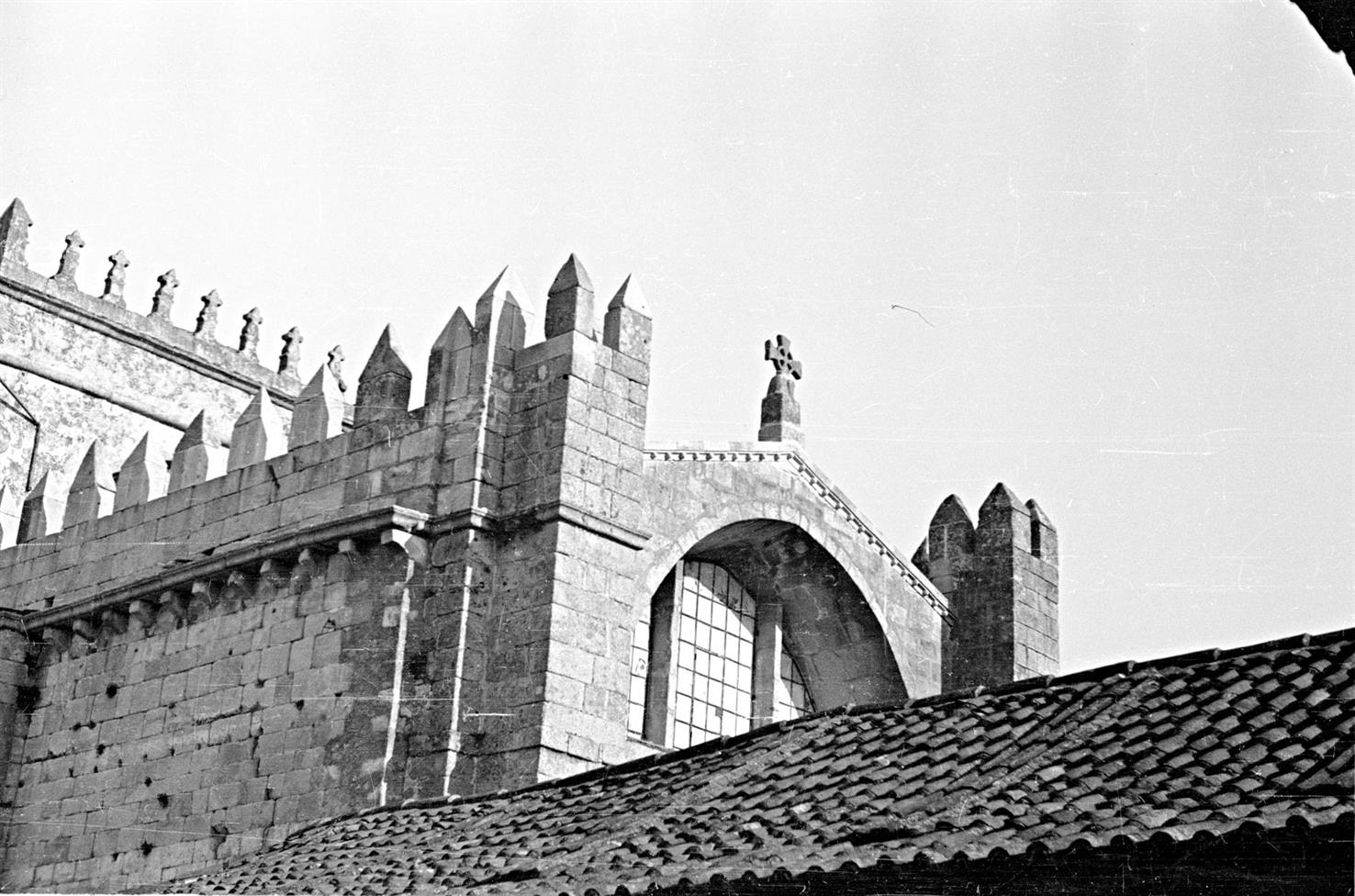 Porto : aspecto exterior da nave cruzeira da Sé do Porto, durante o restauro