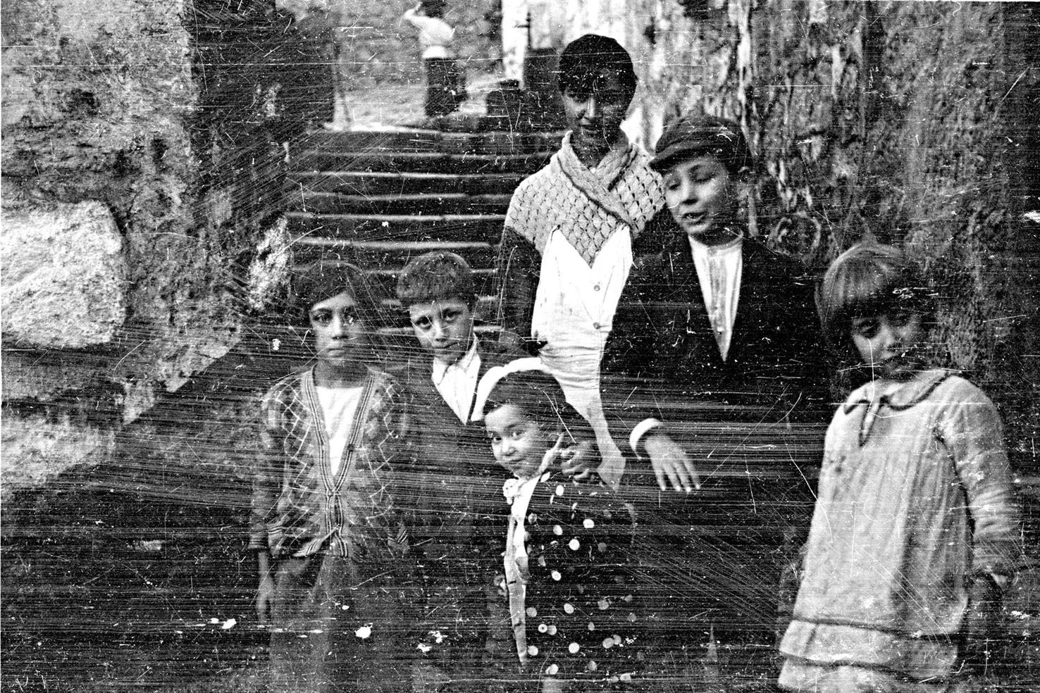 Porto : crianças nas Escadas do Barredo