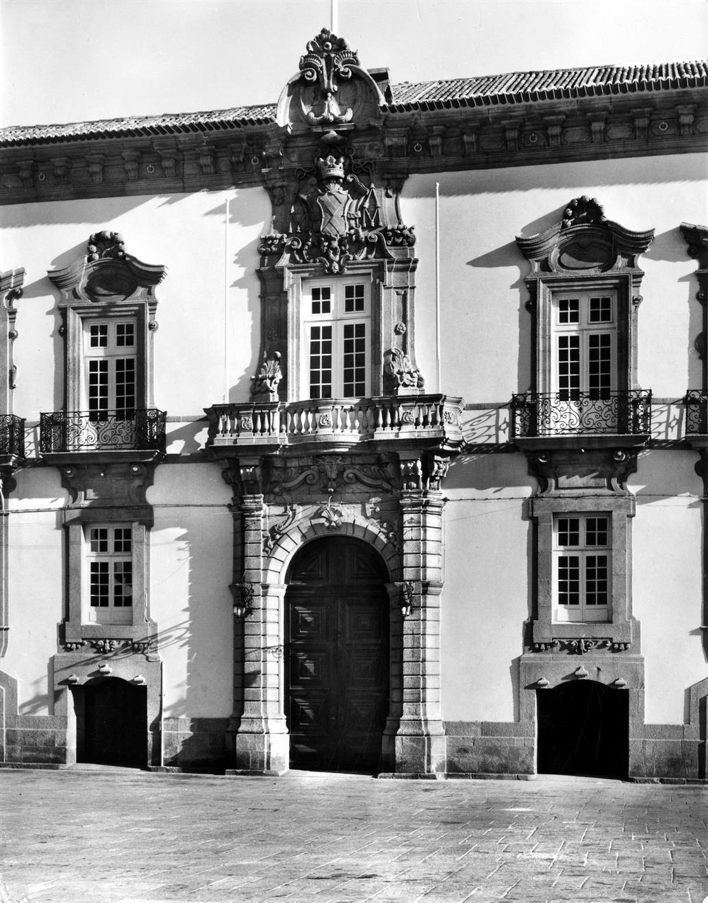 O antigo recheio do Paço dos Bispos do Porto : portada do Paço Episcopal do Porto
