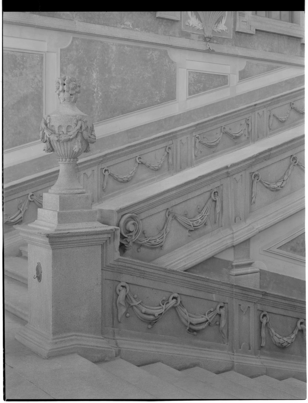 O antigo recheio do Paço dos Bispos do Porto : pormenor da escadaria
