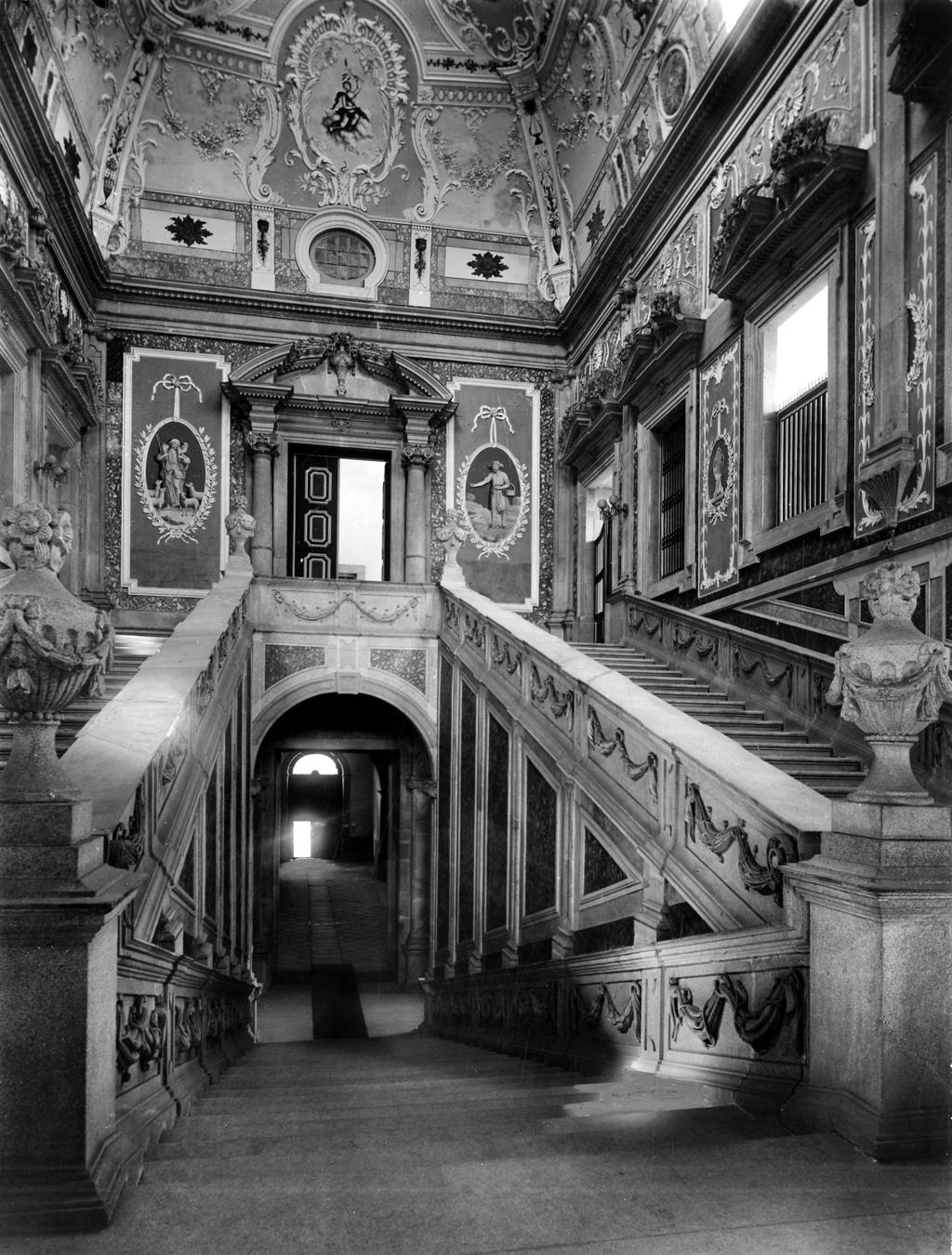 O antigo recheio do Paço dos Bispos do Porto : escadaria