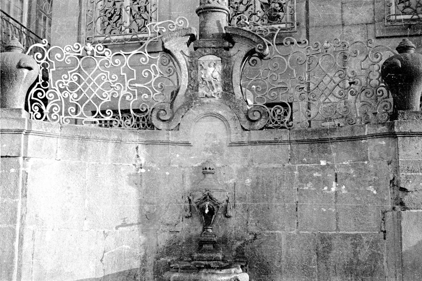 Porto : fonte de São Miguel no Largo da Sé