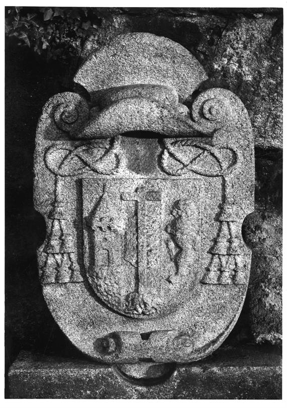 O brasão de armas do Ilustríssimo Senhor Dom Frei Gonçalo de Morais : pedra de armas no Museu Nacional de Soares dos Reis