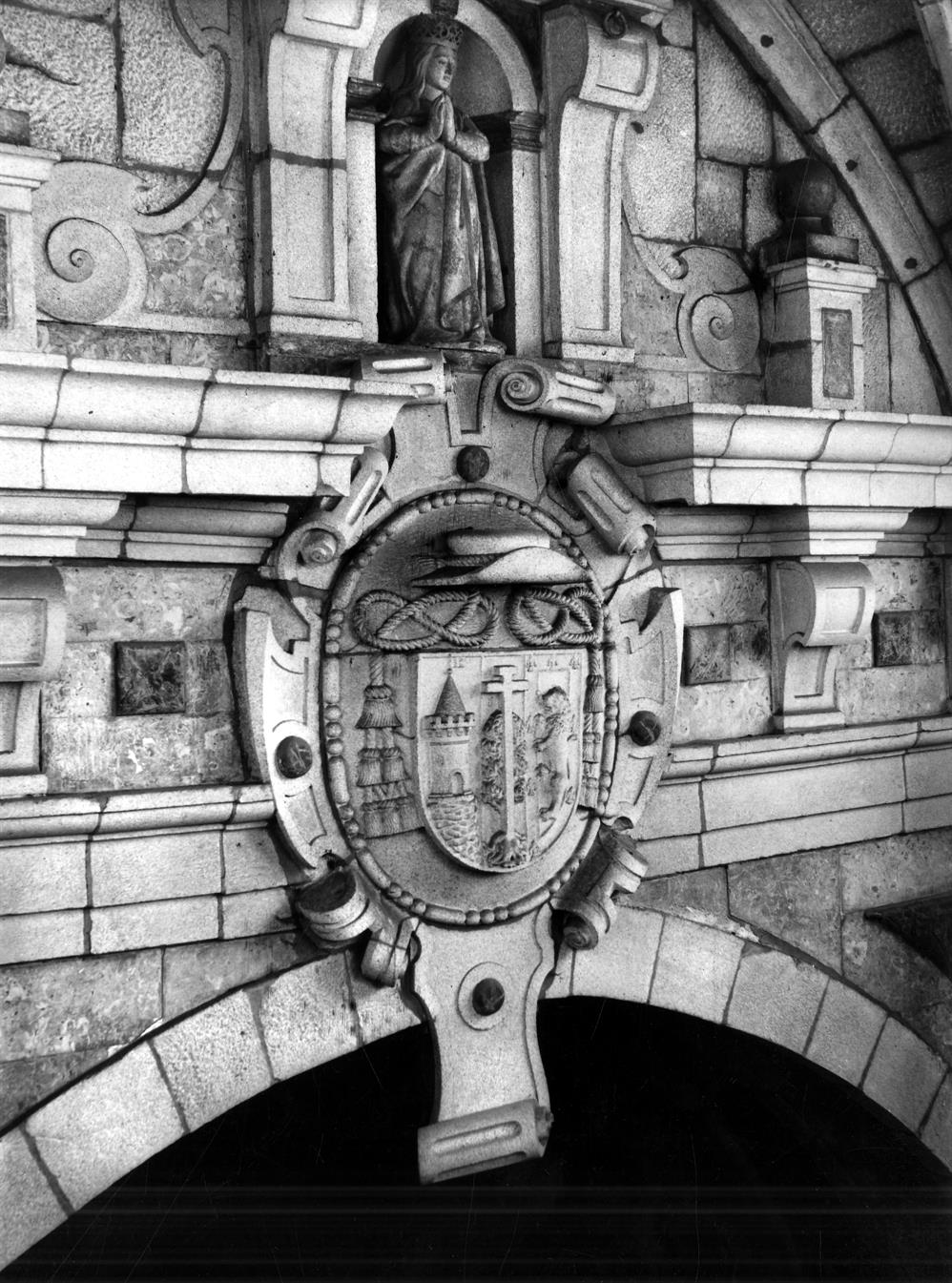 O brasão de armas do Ilustríssimo Senhor Dom Frei Gonçalo de Morais : pedra de armas na Sé do Porto