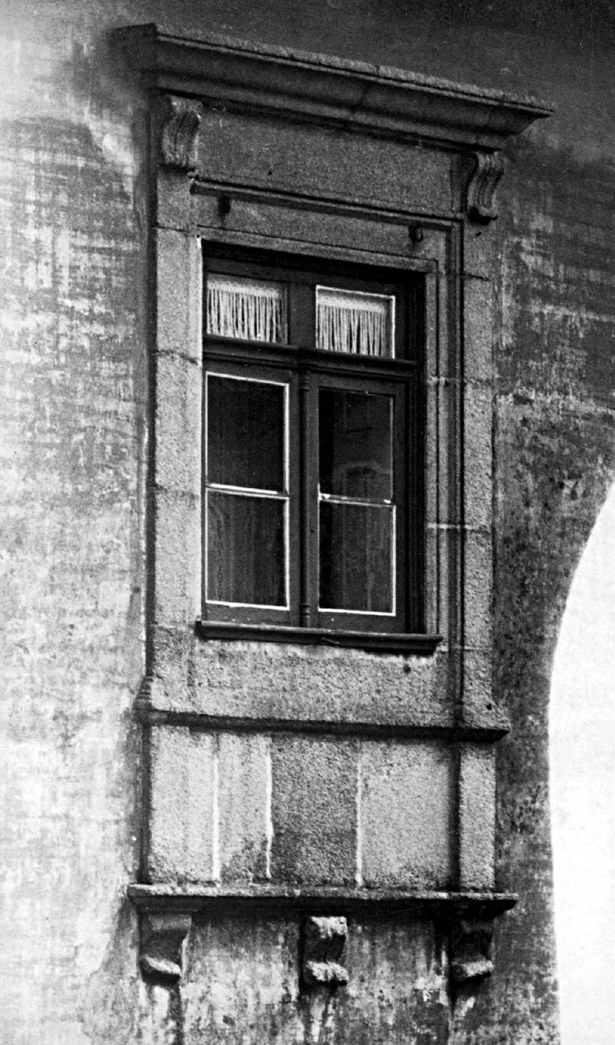 Porto : janela de uma casa na Rua da Catedral