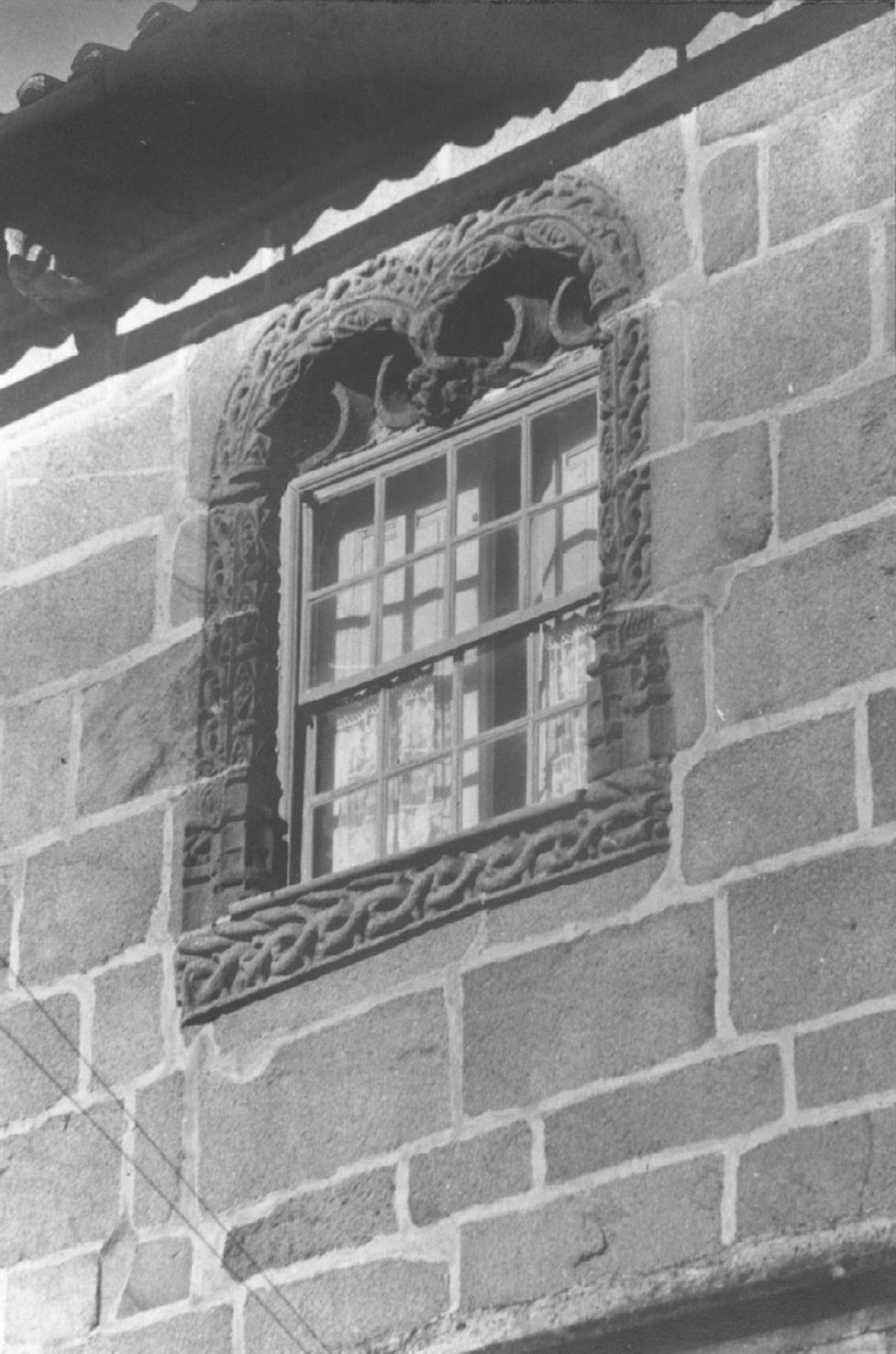 Viseu : janela duma casa do Largo António José Pereira