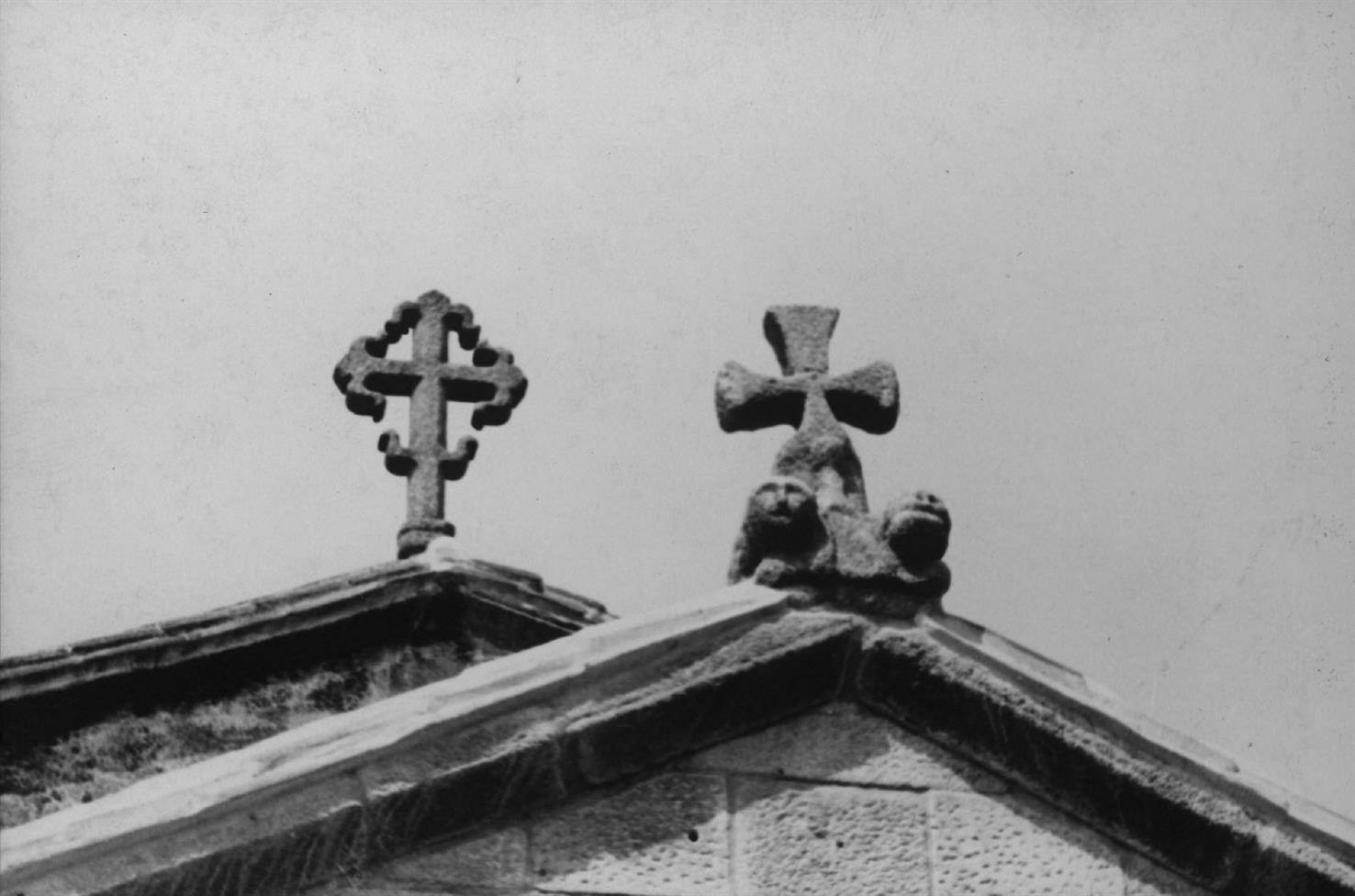 Porto : cruzes terminais da igreja de Cedofeita