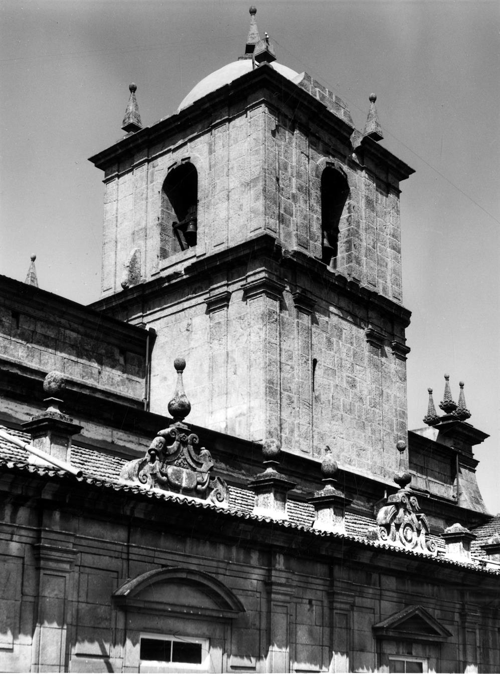 A igreja de S. Bento da Vitória à luz dos "estados" de Tibães : torre sineira da igreja