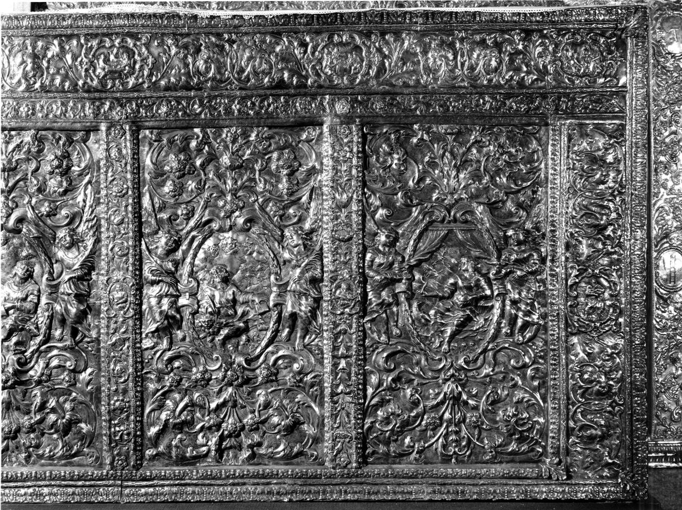 Notas complementares para a história dos prateiros e ourives do Porto : frontal e baqueta do sacrário-trono da igreja da Sé : os evangelistas S. Lucas e S. Mateus