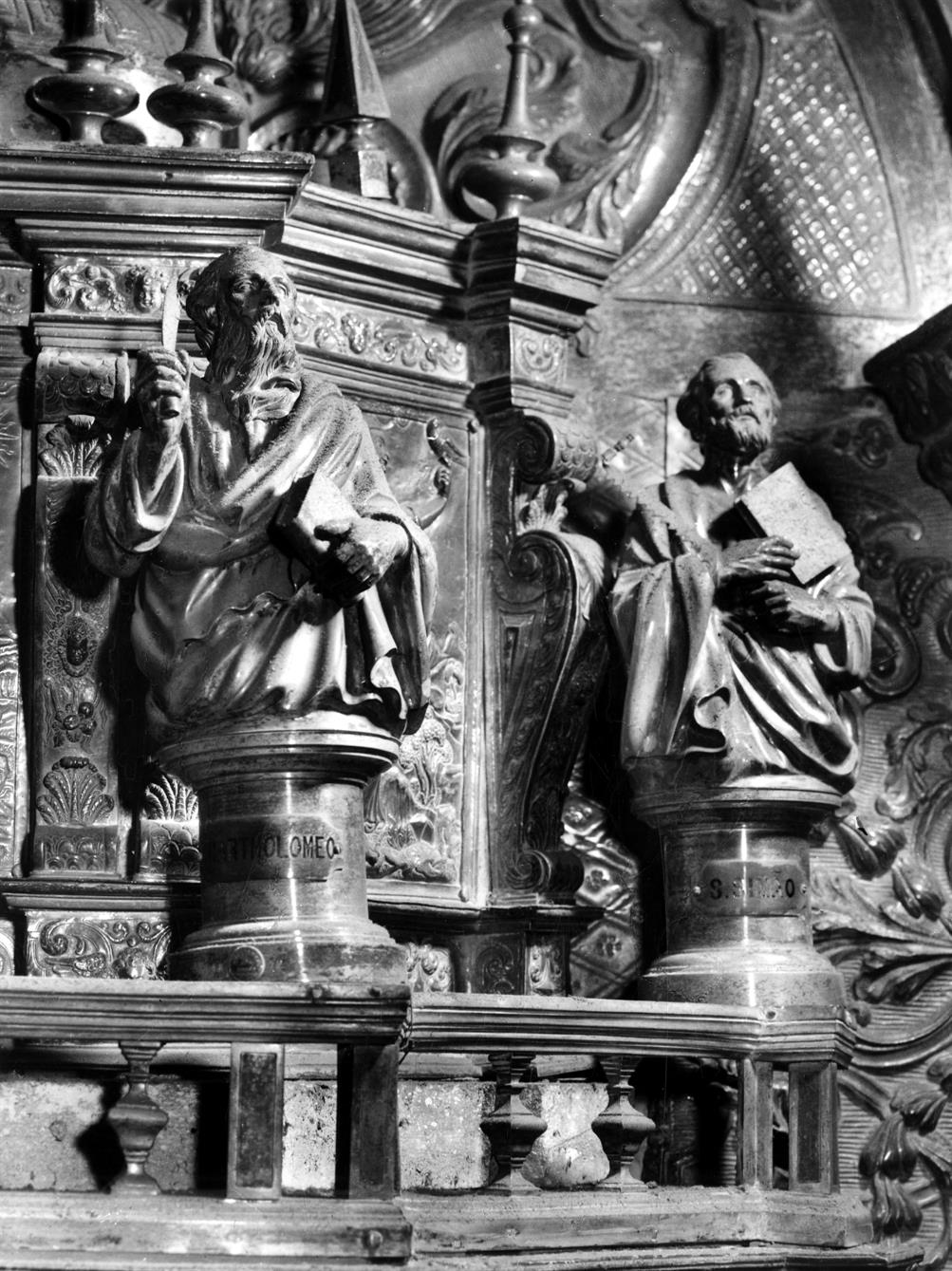 Notas complementares para a história dos prateiros e ourives do Porto : sacrário-trono da igreja da Sé : estatuária do altar : os apóstolos S. Bartolomeu e S. Simão