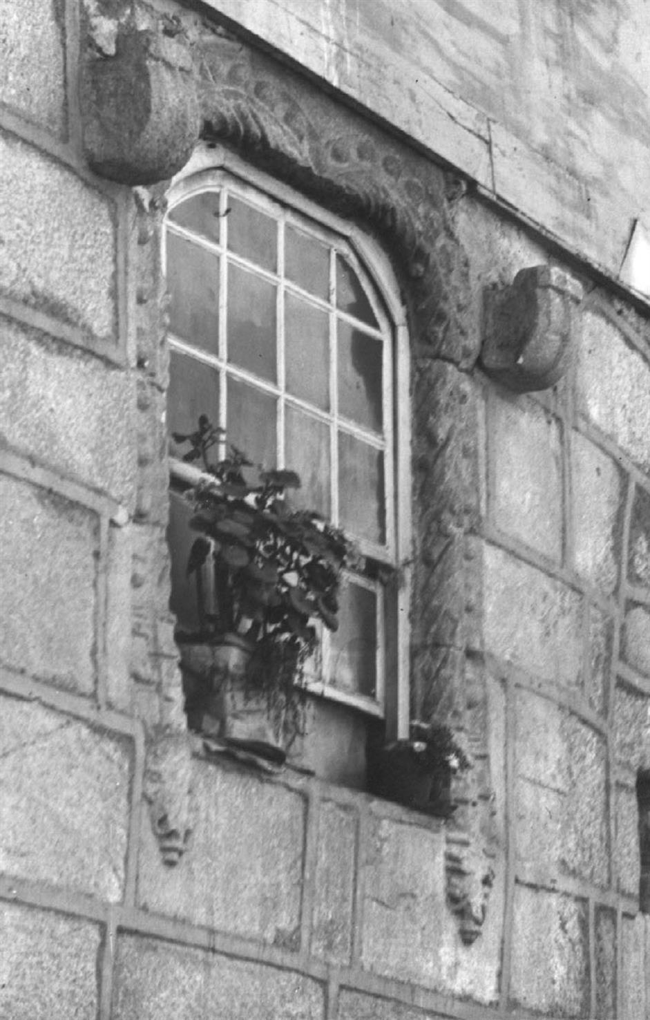 Viseu : janela duma casa da Rua da Senhora da Piedade (?)
