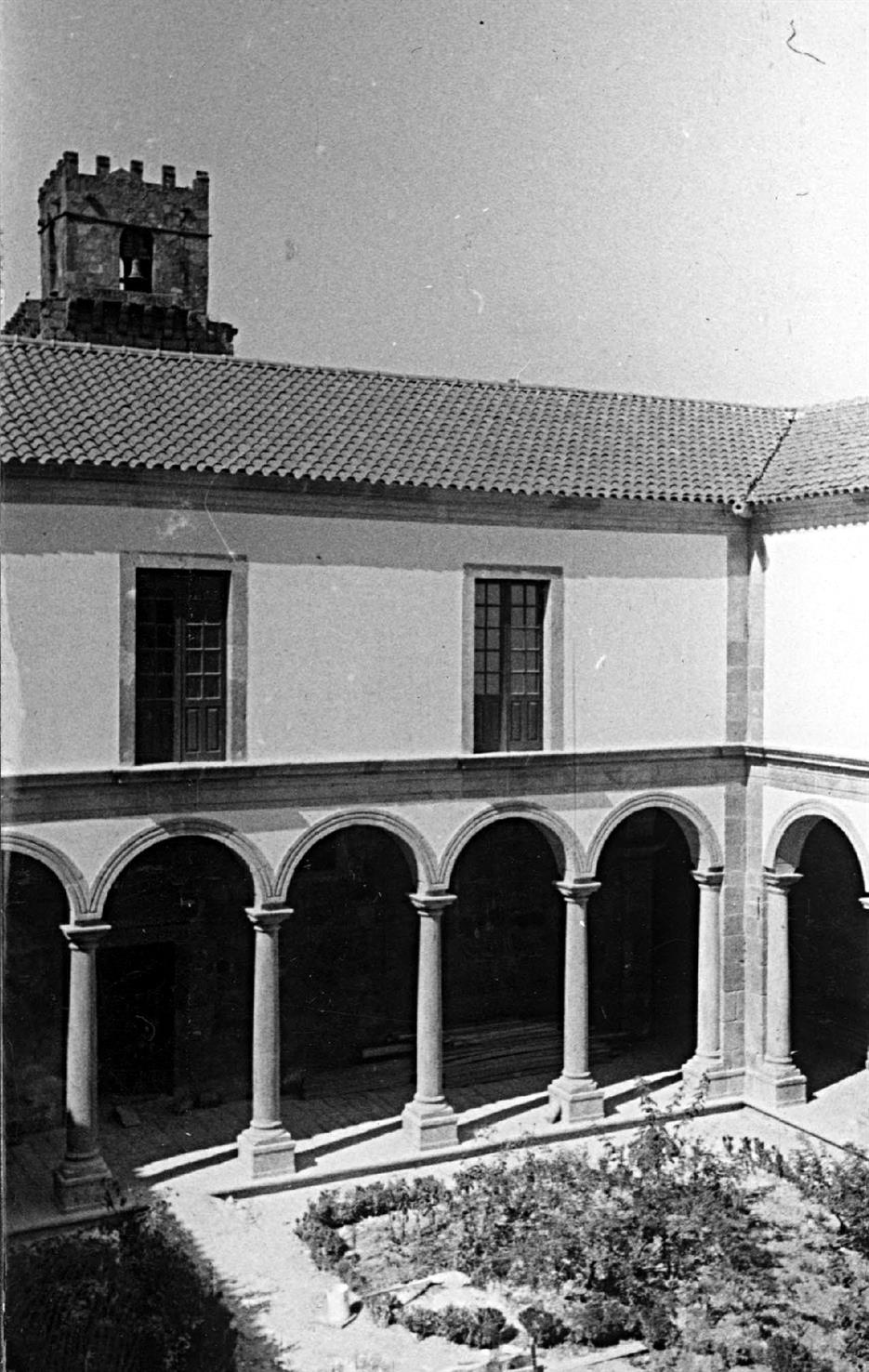 Igreja de Travanca : concelho de Amarante : claustro