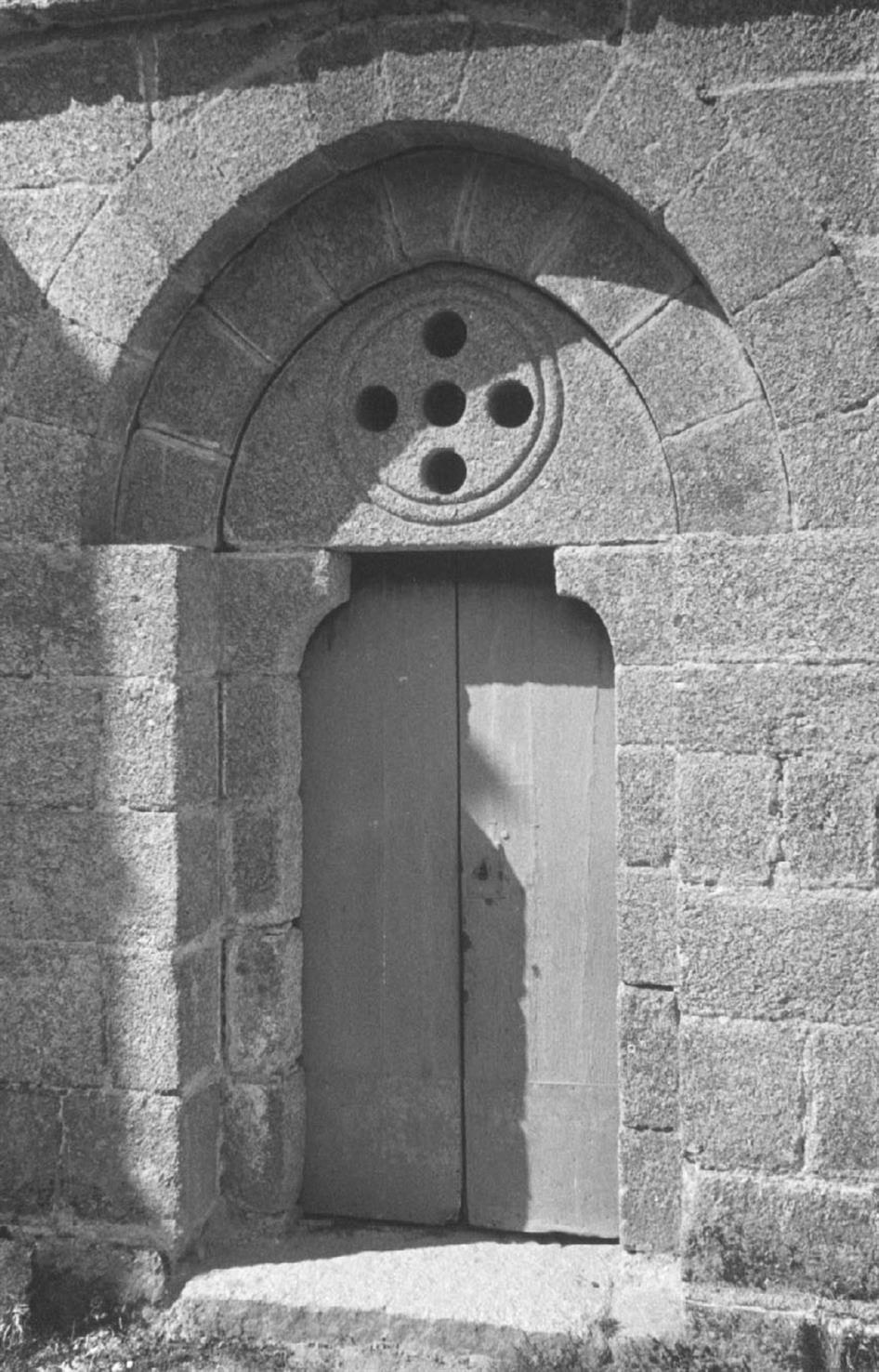 Jazente : concelho de Amarante : porta lateral da igreja matriz