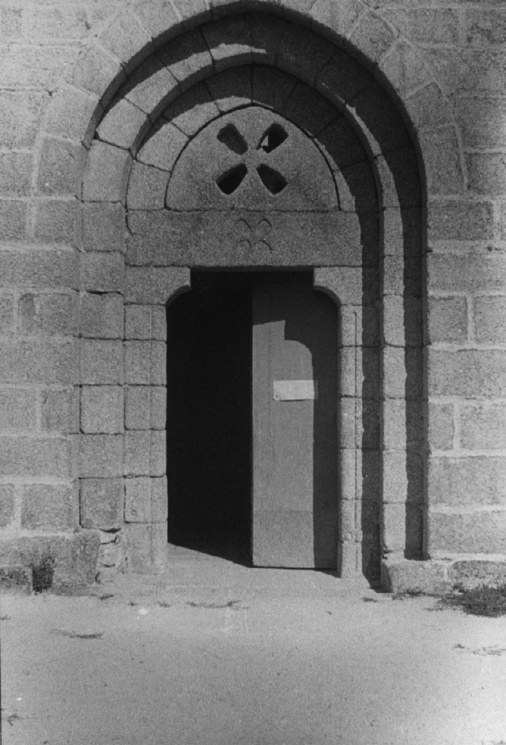 Jazente : concelho de Amarante : porta principal da igreja matriz
