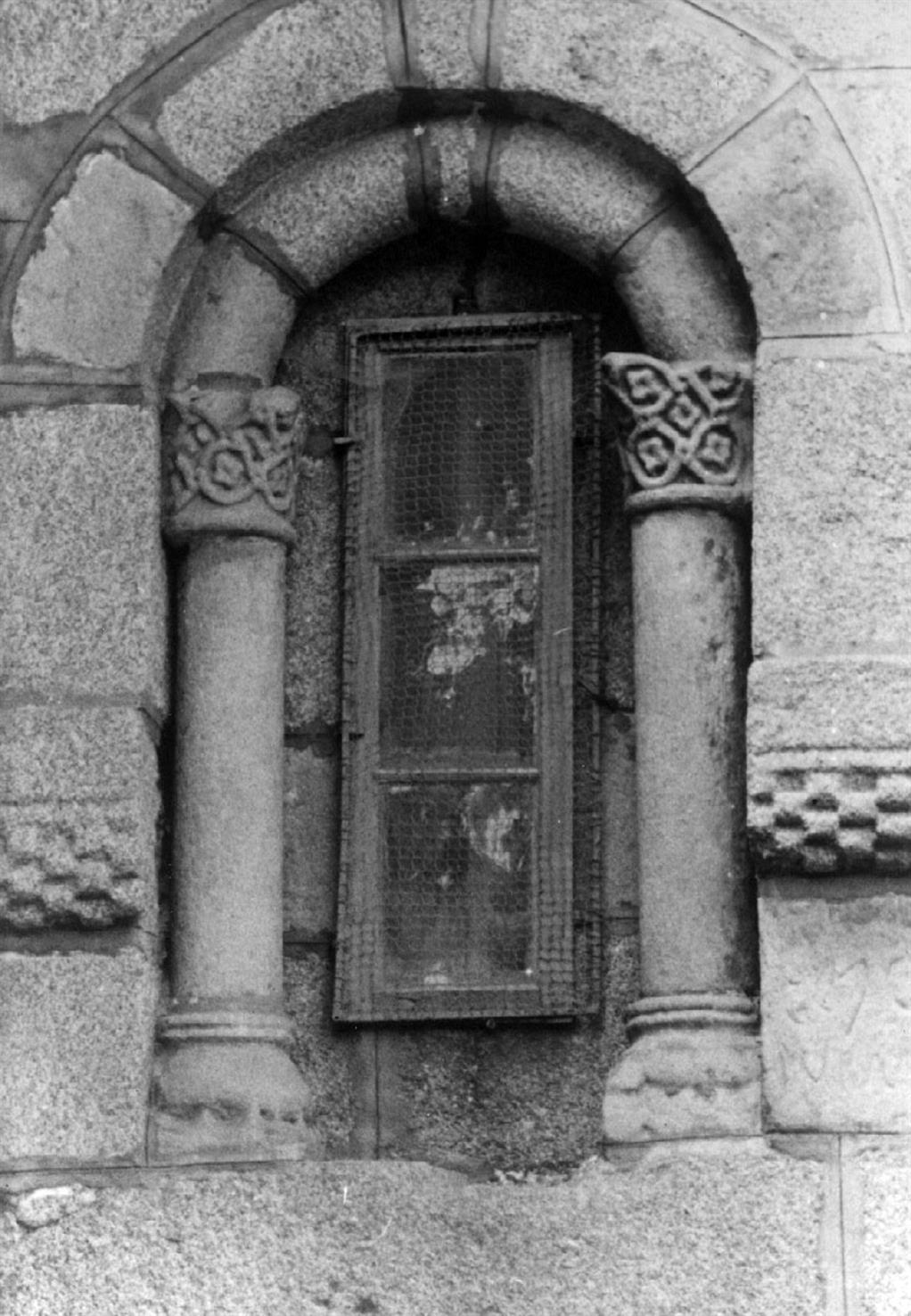 Águas Santas : concelho da Maia : janela da capela-mor da igreja matriz