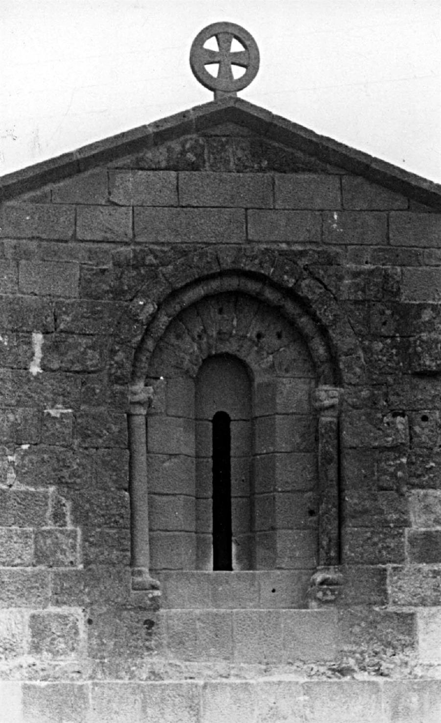 Porto : janela da fachada principal da Igreja românica de Cedofeita